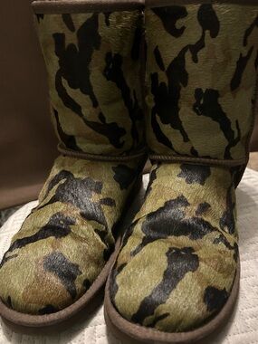 UGG ROWLAND CAMO CALF HAIR LEATHER SHEEPSKIN STUDDED BOOTS WOMEN SIZE 8/39 RARE